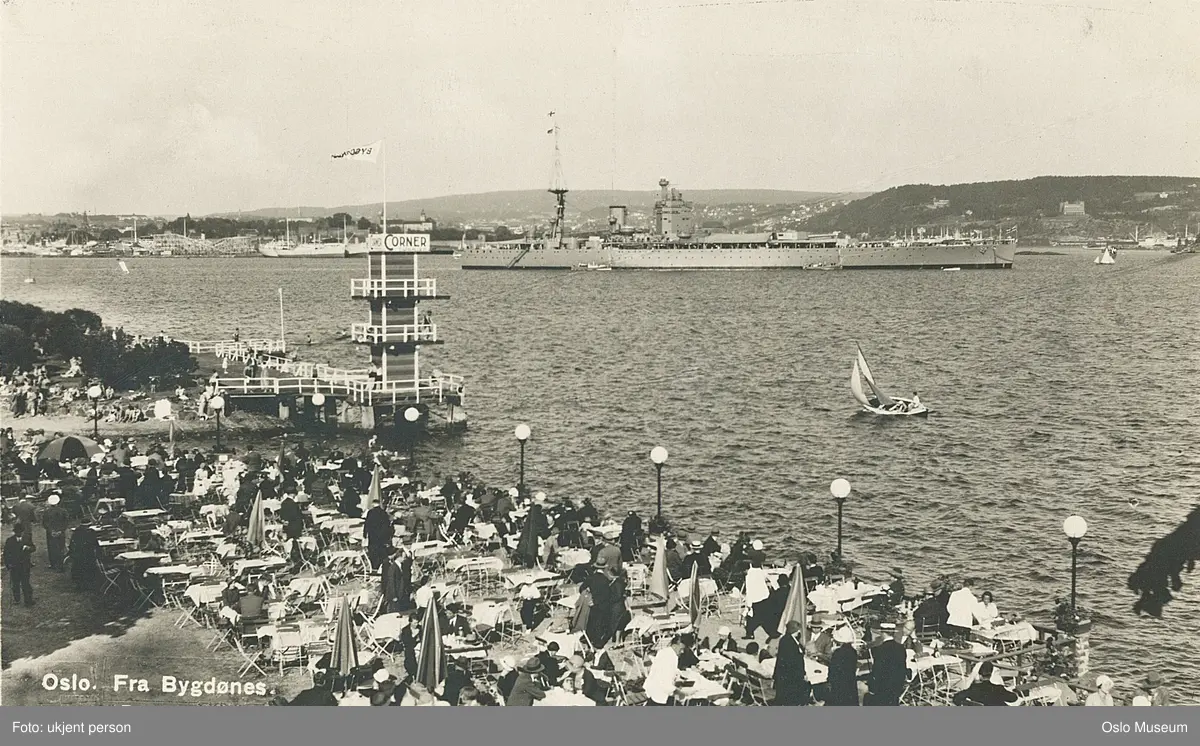 Bygdøynes bad, frilufterestaurant, badestrand, stupetårn, mennesker, badeliv, fjord, marinefartøy, britisk slagskip HMS Rodney