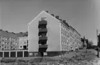 Fastigheten St. Nygat. 4.(b. 1903) rivningsvärderades av staden
till 21.243 kr. (20 rum) Då blev markpriset 33 kr kvmeter.
Nu byggdes, där huset låg, en lä nga på cirka 24 m.
3 vån. och vindslläg. källarlok. Övrig mark blev till gemensam gård,
garage, gata och parkanläggning.