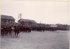 Svea livgarde I 1 vid marsch från Katrineholm, 1902. Soldaterna bär uniform m/1886 och är utrustade med gevär m/1896. I täten går officer med cykel.