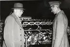 Försvarsminister Allan Vougt och överste Crevell framför en flygmotor typ Rolls-Royce Griffon på utställning vid Arméns underofficersskola (Försvarets läroverk) i Uppsala 1949.