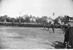 Överste Johan Lilliehööks avsked från Livregementet till fot (I 3) vid Sanna hed den 29/8 1897. Fotografiet visar Lilliehöök framför regementet i öppen fyrkant.