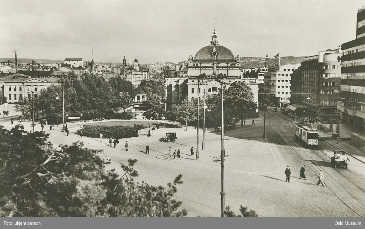 park, gatekryss, Nationaltheatret, Universitetet, biler, trikk, mennesker, gateliv, kontorbygninger