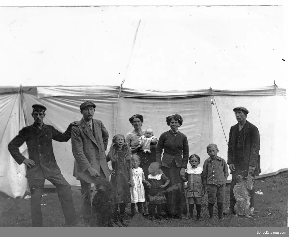 Tennisplanen vid Myren i Strömstad var under några dagar i april och maj 1914 platsen för några av Cirkus Leonards många föreställningar.

Tennisbanen ved Myren i Strömstad var noen dager i april og mai i 1914 plassen for noen av de mange forestillingene ved Cirkus Leonard.

