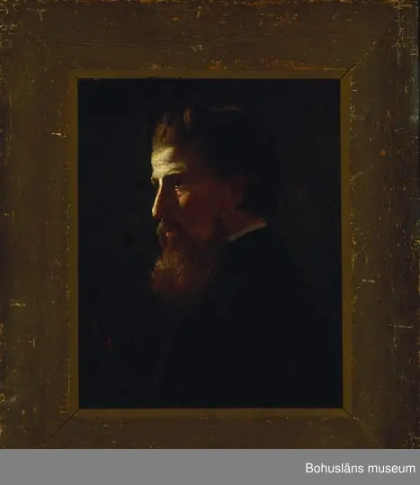 Montering: Ohyvlad bred bronserad träram av furu. Baksidan: Duken vitmålad.

No 25. Studiehuvud i clair obscure
Målat på 1870talet, på Konstakademien under ledning av Professor Geskel Salomon. Gåva av henne till Uddevalla musei tavelsamling 1890.
Värderad till 100 kronor.

Ur handskrivna katalogen 1957-1958:
Bergman: "Studiehuvud"
H: 54,2 Br. 44. Olja på duk. "Elise Bergman Studie".  8