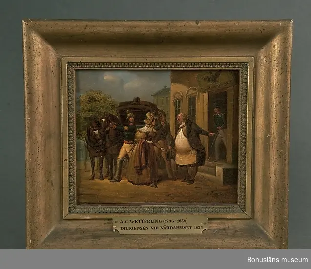 Montering/ram: Ram.
Alexander Wetterling var svensk militär och konstnär (landskaps- och historiemålare).

Ur handskrivna katalogen 1957-1958:
Wetterling: Diligensen v. värdshuset
Förv. datum ev. 1862
H: 17. Br. 20,7 "C. Wetterling 1835" Olja på pannå.
8

Lappkatalog: K 1

På skylt ovan värdshusets ingång står "Zum Schwartsen Adler", [Hos svarta örnen].
I gåvoförteckning för år 1862 står antecknat: Nauchhoff, Öfverste, en tafla i Olja af Wetterling.