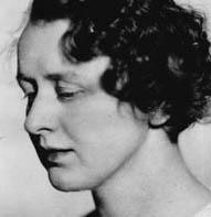 Porträtt av arkitekt Ingeborg Wærn Bugge. 1919 hade kvinnor ännu inte fritt tillträde till KTH och Wærn Bugge antogs därför som specialelev. Utbildningstiden upplevde hon som tung då hon kände sig mot...