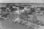 Enköping, panorama från silobyggnaden mot väster. Gamla båthamnen, lasarettet, Selfa, maj 1956.