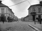 Korsningen Källgatan - Kungsgatan, Enköping, vy från nordväst, troligen 24 september 1907