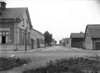 Sandgatan, Enköping, vy från nordväst och Västra Ringgatan, troligen 24 september 1907