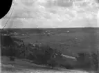 Utsikt över Korsängen och Fanna, vy från väster och Kyrkåsen, Enköping, 25 augusti 1912.