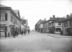 Apotekarbacken, Kungsgatan, Enköping, vy från sydväst och Torggatan, ca 1901-1903