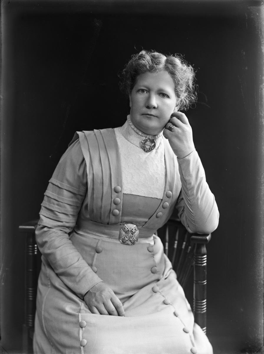 Ingrid Johanna Teresia Ekvall f. Brundin (1875-1961) sannolikt. Hustru till Josef Vilhelm Ekvall, lantbrukare o ägare av Låddersta No. 1 o 2, Kalmar socken (Bålsta), Uppland.