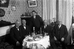 Fem män runt ett dukat bord.  Från vänster: August Andersson (1) (far till Gustav Andersson), Johansson (2), Pontus Nyström (3), C.W. Lallerman (4), Herman Karlsson (5).