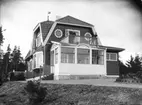 Kolarudd (Klubbholmen), Svinnegarns socken, Uppland. Vinhandlare sen. bankdirektör Claes Brunnbergs villa, troligen 1 september 1905.  Fr.o.m. 1939 klubbhus för Enköpings Segelsällskap.