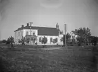 Missionshuset Betania, (Missionskyrkan), Biblioteksgatan 6, Grillby, Villberga socken, Uppland, vy från söder, troligen 6 juni 1917. T. h. spannmålshandlare Johan A. Fors (1863-1934) hus.