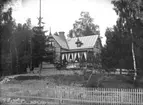 Matvaruhandlande Johan Bardh (1863-1914) med familj vid sin sommarvilla, Kotte, Trogsta, Enköpings-Näs socken, Uppland, vy från nordöst, omkring 1905.