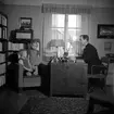 Familjebild år 1945 hos 
Komminster Olof Thulin i Torpa prästgård i Jönköping. 
Till vänster barnen Thomas och Lena.