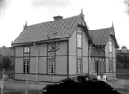 Snickare/byggmästare L. E. Lundqvists (1855-1932) gård 1906-1915, Åsgränd 4, Enköping, vy från söder, troligen 1 juli 1906.