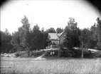 Matvaruhandlande Johan Bardh (1863-1914) med familj vid sin sommarvilla, Kotte, Trogsta, Enköpings-Näs socken, Uppland, vy från norr, omkring 1905.