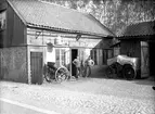 Kopparslageriet Sven Ströms Eftr. Gustav Fredrik Löfgren (till höger i bild), på Odengatan i Jönköping 1904. År 1909 hade kopparslagare Löfgren flyttat sin verksamhet till Smedjegatan 30. Kopparslageri låg också på Målaregatan 11.