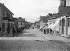 Apotekarbacken, Kungsgatan, Enköping, vy från nordöst och korsningen med Rådhusgatan, 1908.