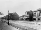 Smedjegatans mynning vid Hoppets torg och Östra Storgatan 2 och 4 i Jönköping.