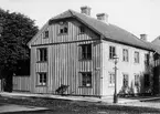 Gård vid Kyrkogatan i Jönköping år 1890, där dir J.E. Lundström bodde sin sista tid och dog år 1888.