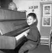 Pianoelev på förskolan i Hakarp den 30 april 1971.