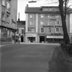 Neonskyltar för Apoteket Kronan, Hotell, HandskCentrum, Skånska Banken och  Nya Trikåaffären lyser upp korsningen Kyrkogatan - Västra Storgatan i Jönköping den 9 april 1958.