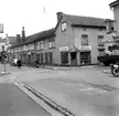 Smedjegatan och Borgmästargränd i Jönköping. Rakt fram på hörnet ligger Löfgrens affär. Till höger ligger Resia och en Fotoaffär. En bit in till vänster ligger Nya skomakeriet.