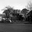 Rivning av Martin Johanssons Musikhandel i korsningen Rosenborgsgatan -    Jönköpingsvägen i Huskvarna den 24 januari 1964.