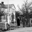 Porträtt av målarmästare Esping med fru utanför bostaden i Lekeryd den 12 januari 1965.