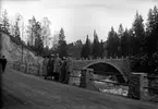 År 1924-07-08. Ådalsvägen i Huskvarna. Med på bilden är bland annat Pelle, Tisse, Alma och Gustav Häger.