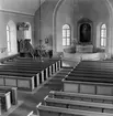 Interiör från Rogberga kyrka. Den invigdes 1868-09-06 av biskop H.G.Hultman. Altartavlan är målad av professor M.E.Winge, skänkt 1869. Predikstolen förfärdigad 1660 av Johannes Vern, Jönköping och år 1709 utsmyckad med fem statyetter av bildhuggaren Olaus Wiström. Ljuskronan närnast på bilden med 24 armar är skänkt av militärer, hantverkare, tjänare och mindre bemedlade. Ljuskronan vid altaret, daterad 1665, är en gåva av befallningsman Per Druvfa.