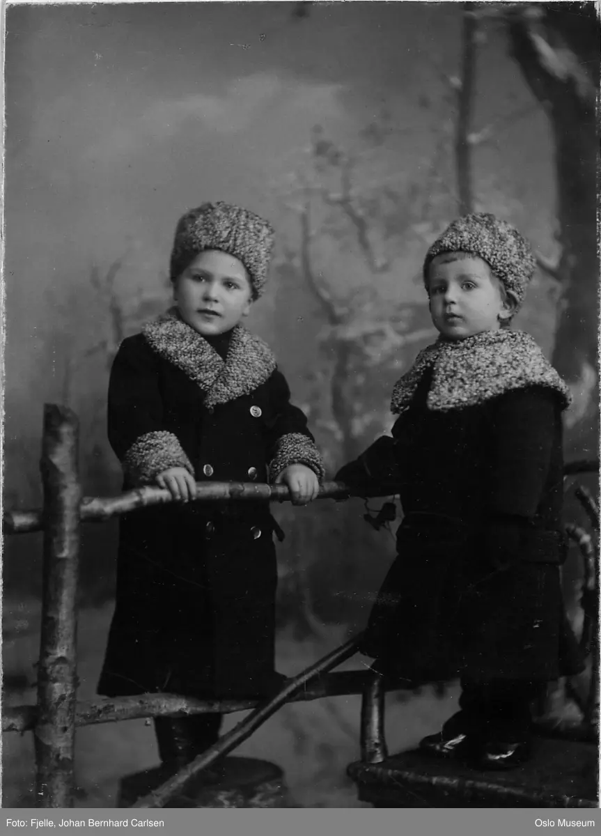 dobbeltportrett, gutter, vinterfrakker, luer, atelierdekorasjon