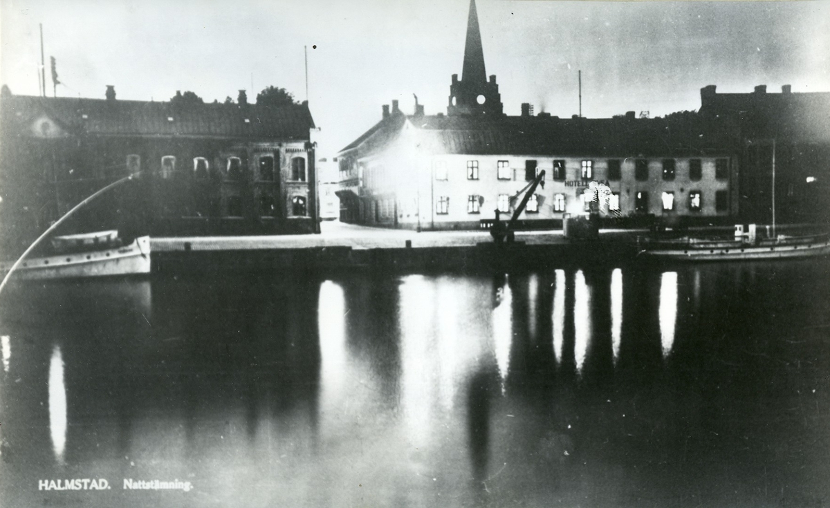 Halmstad, Hamngatan. Halmstad. Nattstämning. Gamla Rådhuset, Gamla tullkammaren, Hotell Svea, Nissan och Halmstads hamn.
