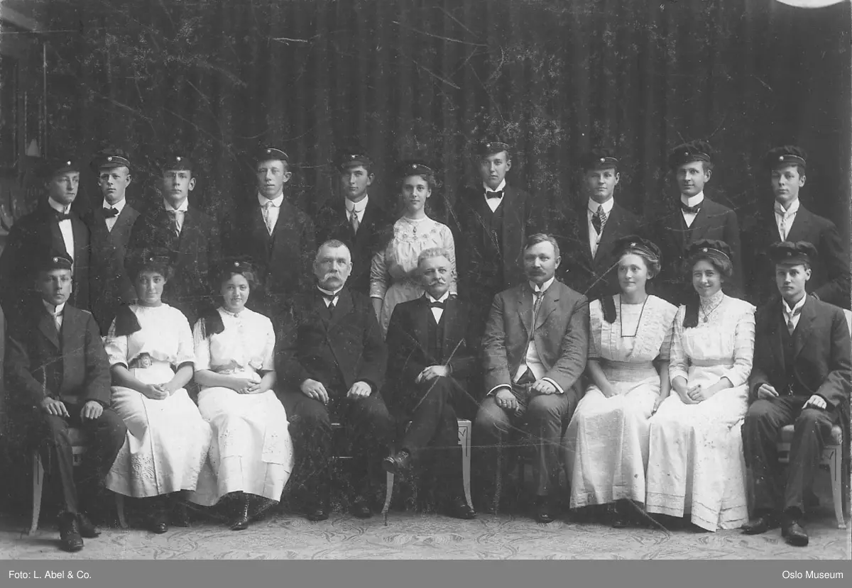 Frogner skole, 3. realklasse, lærere, kvinner, menn, artiumskull, studentluer