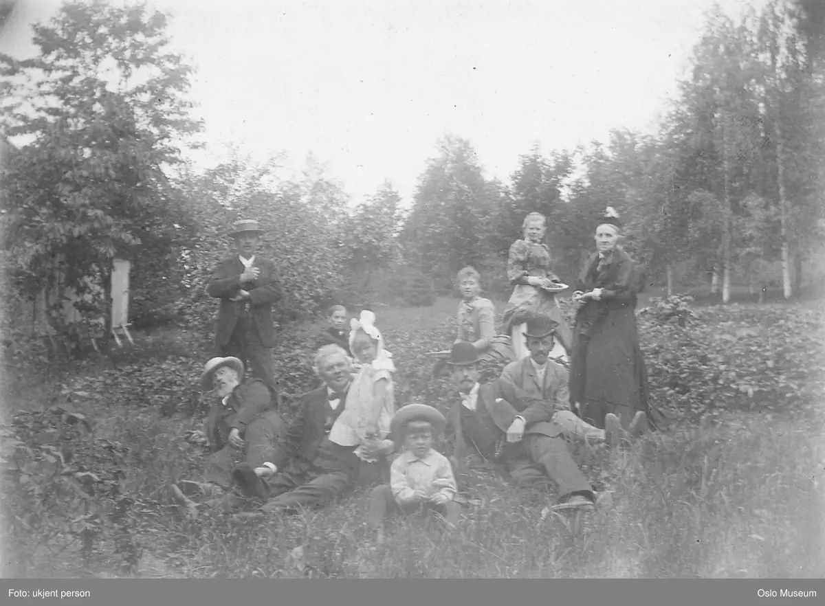 gård, hage, jordbæråker, jordbærplukking, menn5, kvinner4, barn2