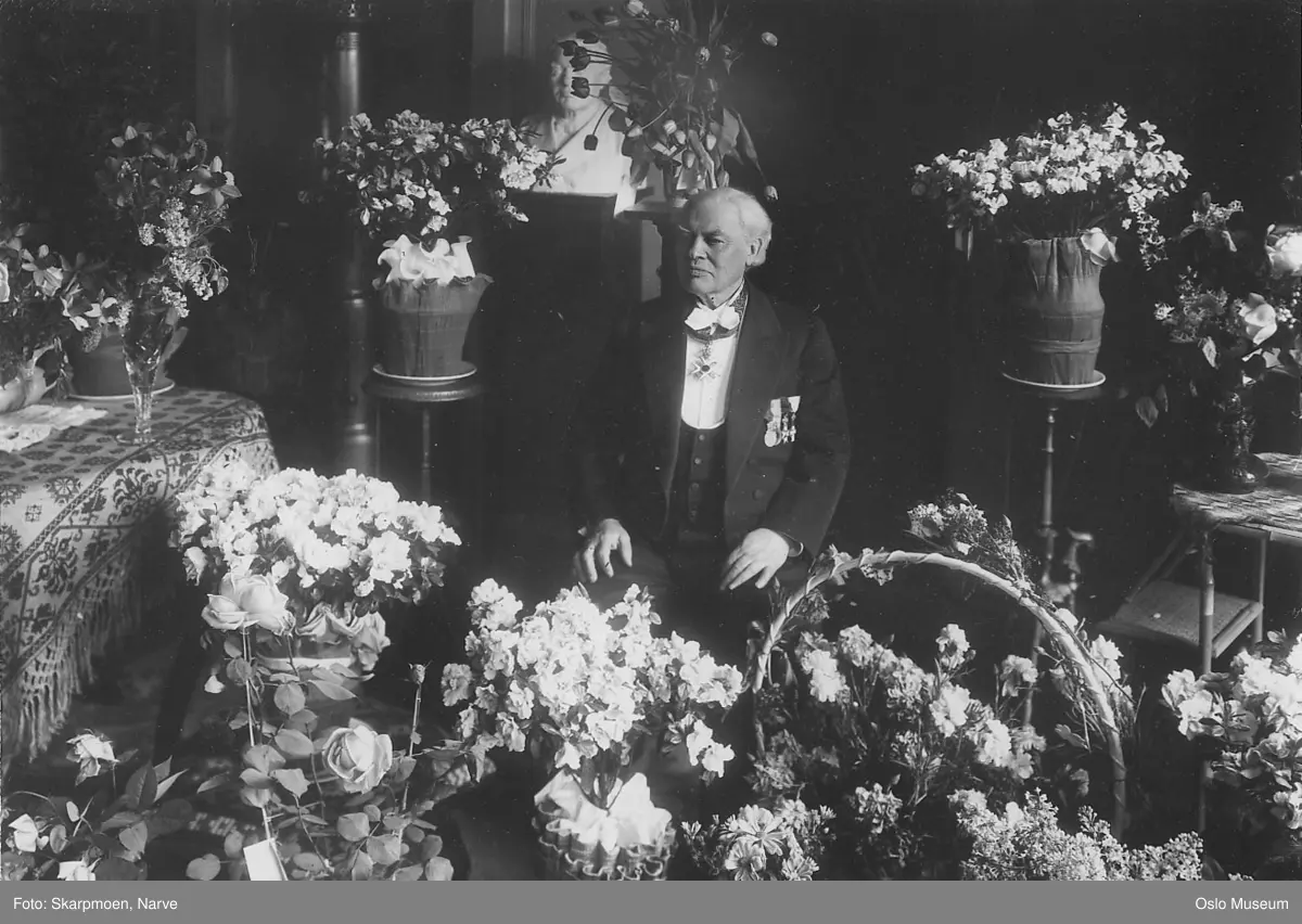 portrett, mann, dekorasjonsmaler, teatermaler, ordener, jubileum, 80-årsdag, blomster