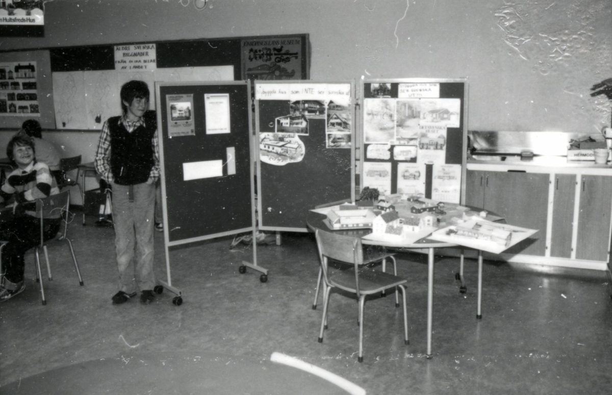 Andersbergsskolan, temavecka om Sverige. Museet medverkade vid planeringen.
Foto 1 Elever som arbetat med vårseder. 
Foto 2 Elever som arbetat med Sveriges natur. Fröken förhör dem på gammeldags vis om svenska fåglar. 
Foto 3 Museilektor lyssnar. 
Foto 4 Elever som arbetat med svenska barnboksförfattare som Astrid Lindgren. 
Foto 5 Dito. 
Foto 6-7 Elever vid Andersbergsskolan som arbetat med svensk byggnadskultur. 
Foto 8-9 Elever har byggt pappmodeller av olika hus från skilda landskap. Foto Mats Folkesson, 1982.