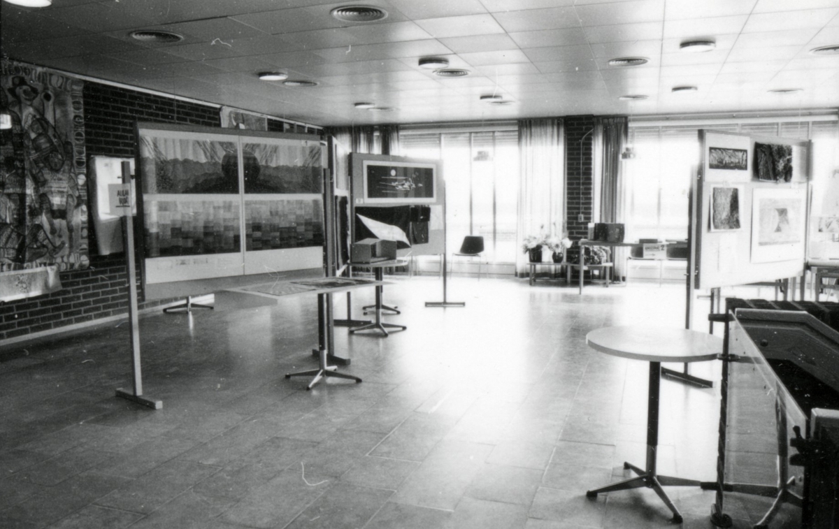 Bidrag till tävling om utsmyckning av Kattegattskolan. Utställning i Söndrums bibliotek mars 1982.
Motivtext foto 1 Text från neg nr H 85:16. Förslag för korridor fr v. Kerstin Trollberg, Laholm (2:a pris), Barbro Jönsson, Halmstad (3:e pris).
Motivtext foto 2 Korridorförslag.
Motivtext foto 3-4 Förslag för Centralkapprummet (skärmvägg mellan cafeteria och entrén). Barbro Jönsson (1:a pris), Thomas Frisk (2:a pris), Maria Lundqvist (3:e pris).
Motivtext foto 5 Thomas Frisk, se neg nr H 85:24 (foto 3).
Motivtext foto 6-10 Bidrag till tävling om utsmyckning av Kattegattskolan.
Motivtext foto 11-15 Bidrag till tävling om utsmyckning av Kattegattskolan.
Foto 1 neg nr H 85:22.
Foto 2 neg nr H 85:23.
Foto 3-4 neg nr H 85:24-25.
Foto 5 neg nr H 85:26.
Foto 6-10 neg nr H 85:27-31.
Foto 11-15 neg nr H 85:32-36.