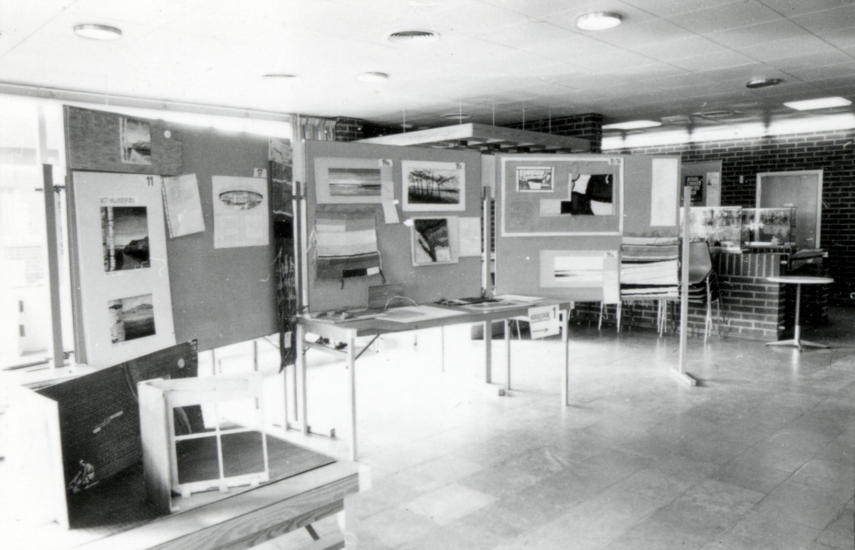Bidrag till tävling om utsmyckning av Kattegattskolan. Utställning i Söndrums bibliotek mars 1982.
Motivtext foto 1 Text från neg nr H 85:16. Förslag för korridor fr v. Kerstin Trollberg, Laholm (2:a pris), Barbro Jönsson, Halmstad (3:e pris).
Motivtext foto 2 Korridorförslag.
Motivtext foto 3-4 Förslag för Centralkapprummet (skärmvägg mellan cafeteria och entrén). Barbro Jönsson (1:a pris), Thomas Frisk (2:a pris), Maria Lundqvist (3:e pris).
Motivtext foto 5 Thomas Frisk, se neg nr H 85:24 (foto 3).
Motivtext foto 6-10 Bidrag till tävling om utsmyckning av Kattegattskolan.
Motivtext foto 11-15 Bidrag till tävling om utsmyckning av Kattegattskolan.
Foto 1 neg nr H 85:22.
Foto 2 neg nr H 85:23.
Foto 3-4 neg nr H 85:24-25.
Foto 5 neg nr H 85:26.
Foto 6-10 neg nr H 85:27-31.
Foto 11-15 neg nr H 85:32-36.