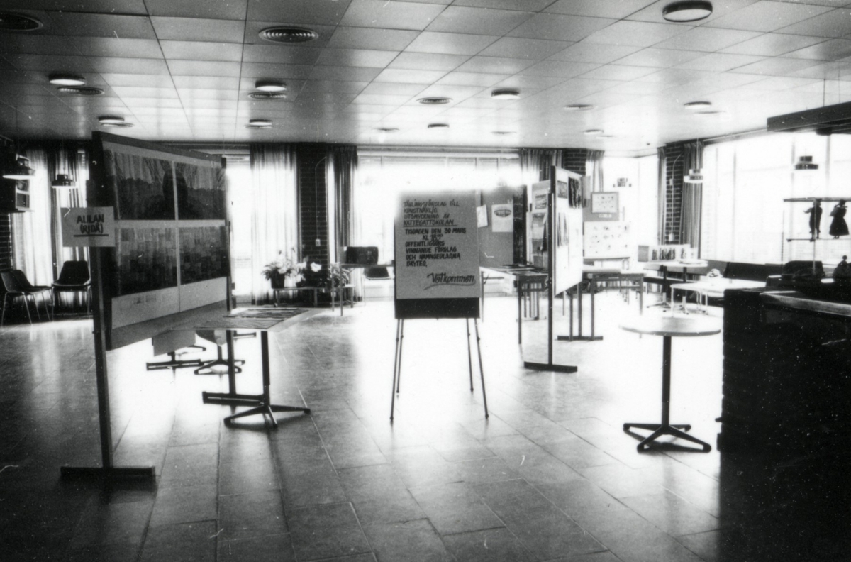 Bidrag till tävling om utsmyckning av Kattegattskolan. Utställning i Söndrums bibliotek mars 1982.
Motivtext foto 1 Text från neg nr H 85:16. Förslag för korridor fr v. Kerstin Trollberg, Laholm (2:a pris), Barbro Jönsson, Halmstad (3:e pris).
Motivtext foto 2 Korridorförslag.
Motivtext foto 3-4 Förslag för Centralkapprummet (skärmvägg mellan cafeteria och entrén). Barbro Jönsson (1:a pris), Thomas Frisk (2:a pris), Maria Lundqvist (3:e pris).
Motivtext foto 5 Thomas Frisk, se neg nr H 85:24 (foto 3).
Motivtext foto 6-10 Bidrag till tävling om utsmyckning av Kattegattskolan.
Motivtext foto 11-15 Bidrag till tävling om utsmyckning av Kattegattskolan.
Foto 1 neg nr H 85:22.
Foto 2 neg nr H 85:23.
Foto 3-4 neg nr H 85:24-25.
Foto 5 neg nr H 85:26.
Foto 6-10 neg nr H 85:27-31.
Foto 11-15 neg nr H 85:32-36.