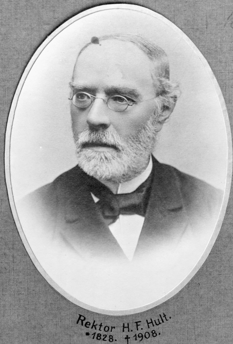 HM 15071. Läroverkskollegiets ordinarie ledamöter i början av 1880-talet (utom adj. Petri).
Foto 1 lektor C J A Thudén. Foto 2 rektor H F Hult. Foto 3 Lektor N Ambrosius. Foto 4 Lektor A von Engeström. Foto 5 Adjunkt N Boström. Foto 6  Lektor F Andersson. Foto 7 Adjunkt C A Colliander. Foto 8 Adjunkt E A Rålén. Foto 9 Adjunkt Joh. Lundberg.