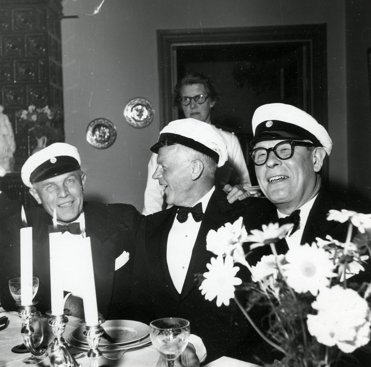 1918 års studenter vid Halmstads Högre Allmänna Läroverk firar 40-årigt studentjubileum på Villa Nostra 1958.

Foto 1 Från vänster: läroverksadjunkt Carl Rosengren, Eskilstuna, stationsinspektör Hugo Gyllenholm, Mjölby, rektor Snorre Norrgren, Kristianstad, civiling. Gösta Ekvall, Örebro, godsägare David Andersson, Eldsberga, riksbanksdirektör Nils Möller, Västerås, generalkonsul Måns Hallberg, Rangoon, (bakom honom), direktören för Svenska Elverksföreningen Hugo Månsson, skymt bredvid honom med endast mössan synlig folkskollärare Gustaf Högstedt, Halmstad, kamrer Torsten Nordhoff, Halmstad, f.d. chefredaktör Eric Hägge, Halmstad, f.d. rektor Erik Hernqvist, Halmstad, 1:e byråsekreterare Bertil Dahlgren, Stocksund, tandläkare Bengt Ahlberg, Halmstad, häradsskrivare Daniel Cervin, Halmstad, kyrkohede Simon Röstin, S Åsum och komminister Tage Stenbäck, Holm.
Se Gamla Halmstads Årsbok 1958, dikt av Gustaf Högstedt (sid 291). 
Foto 2 Daniel Cervin, Erik Hernqvist, Torsten Nordhoff.
Foto 3 Tage Stenbäck, Eric Hägge, Snorre Norrgren.
Foto 4 Simon Röstin.
Foto 5 Daniel Cervin och Erik Hernqvist.
Foto 6 Måns Hallberg, Bertil Dahlgren, Carl Rosengren.
Foto 7 Hugo Månsson, Gustaf Högstedt, Bengt Ahlberg.
Foto 8 Tage Stenbäck, Eric Hägge, Snorre Norrgren.
Foto 9 Nils Möller och Gösta Ekvall.
Foto 10  Hugo Gyllenholm och David Andersson.