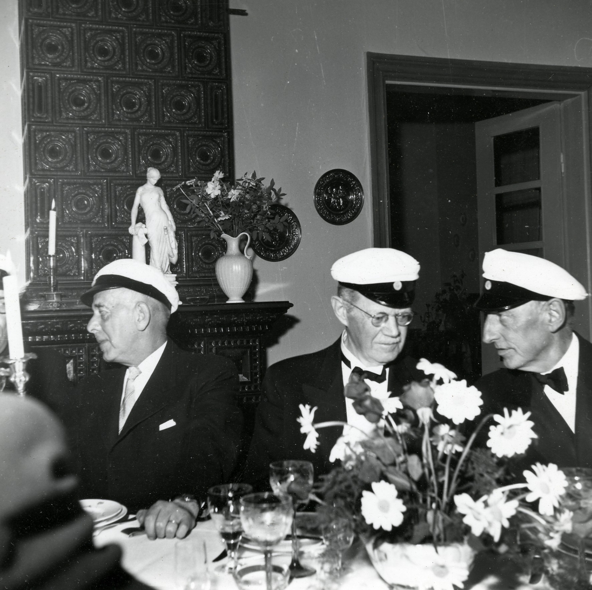 1918 års studenter vid Halmstads Högre Allmänna Läroverk firar 40-årigt studentjubileum på Villa Nostra 1958.

Foto 1 Från vänster: läroverksadjunkt Carl Rosengren, Eskilstuna, stationsinspektör Hugo Gyllenholm, Mjölby, rektor Snorre Norrgren, Kristianstad, civiling. Gösta Ekvall, Örebro, godsägare David Andersson, Eldsberga, riksbanksdirektör Nils Möller, Västerås, generalkonsul Måns Hallberg, Rangoon, (bakom honom), direktören för Svenska Elverksföreningen Hugo Månsson, skymt bredvid honom med endast mössan synlig folkskollärare Gustaf Högstedt, Halmstad, kamrer Torsten Nordhoff, Halmstad, f.d. chefredaktör Eric Hägge, Halmstad, f.d. rektor Erik Hernqvist, Halmstad, 1:e byråsekreterare Bertil Dahlgren, Stocksund, tandläkare Bengt Ahlberg, Halmstad, häradsskrivare Daniel Cervin, Halmstad, kyrkohede Simon Röstin, S Åsum och komminister Tage Stenbäck, Holm.
Se Gamla Halmstads Årsbok 1958, dikt av Gustaf Högstedt (sid 291). 
Foto 2 Daniel Cervin, Erik Hernqvist, Torsten Nordhoff.
Foto 3 Tage Stenbäck, Eric Hägge, Snorre Norrgren.
Foto 4 Simon Röstin.
Foto 5 Daniel Cervin och Erik Hernqvist.
Foto 6 Måns Hallberg, Bertil Dahlgren, Carl Rosengren.
Foto 7 Hugo Månsson, Gustaf Högstedt, Bengt Ahlberg.
Foto 8 Tage Stenbäck, Eric Hägge, Snorre Norrgren.
Foto 9 Nils Möller och Gösta Ekvall.
Foto 10  Hugo Gyllenholm och David Andersson.