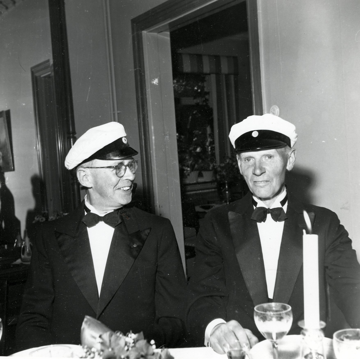 1918 års studenter vid Halmstads Högre Allmänna Läroverk firar 40-årigt studentjubileum på Villa Nostra 1958.

Foto 1 Från vänster: läroverksadjunkt Carl Rosengren, Eskilstuna, stationsinspektör Hugo Gyllenholm, Mjölby, rektor Snorre Norrgren, Kristianstad, civiling. Gösta Ekvall, Örebro, godsägare David Andersson, Eldsberga, riksbanksdirektör Nils Möller, Västerås, generalkonsul Måns Hallberg, Rangoon, (bakom honom), direktören för Svenska Elverksföreningen Hugo Månsson, skymt bredvid honom med endast mössan synlig folkskollärare Gustaf Högstedt, Halmstad, kamrer Torsten Nordhoff, Halmstad, f.d. chefredaktör Eric Hägge, Halmstad, f.d. rektor Erik Hernqvist, Halmstad, 1:e byråsekreterare Bertil Dahlgren, Stocksund, tandläkare Bengt Ahlberg, Halmstad, häradsskrivare Daniel Cervin, Halmstad, kyrkohede Simon Röstin, S Åsum och komminister Tage Stenbäck, Holm.
Se Gamla Halmstads Årsbok 1958, dikt av Gustaf Högstedt (sid 291). 
Foto 2 Daniel Cervin, Erik Hernqvist, Torsten Nordhoff.
Foto 3 Tage Stenbäck, Eric Hägge, Snorre Norrgren.
Foto 4 Simon Röstin.
Foto 5 Daniel Cervin och Erik Hernqvist.
Foto 6 Måns Hallberg, Bertil Dahlgren, Carl Rosengren.
Foto 7 Hugo Månsson, Gustaf Högstedt, Bengt Ahlberg.
Foto 8 Tage Stenbäck, Eric Hägge, Snorre Norrgren.
Foto 9 Nils Möller och Gösta Ekvall.
Foto 10  Hugo Gyllenholm och David Andersson.