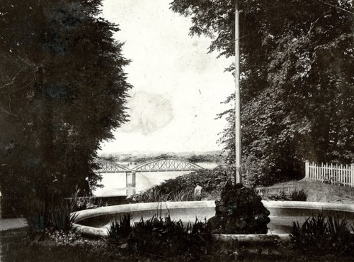 Norre Katts park, Tivoliparken. Fontänen med järnvägsbron och Frennarp i bakgrunden.