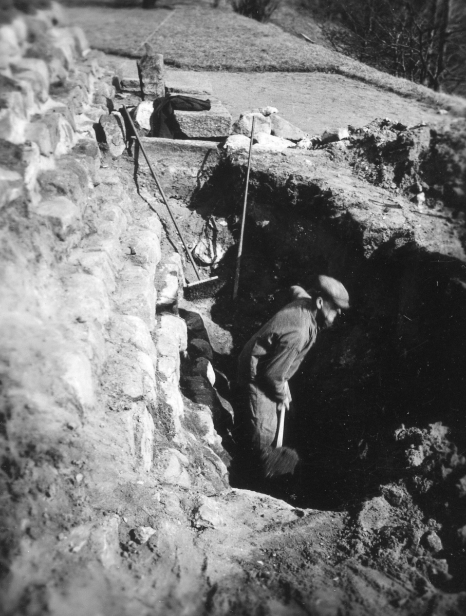 Utgrävning 1938 av Falkhusruinen. RAÄ 4.