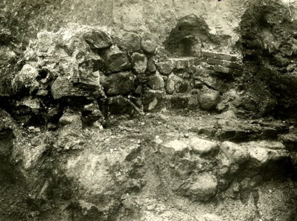 Laholm, Lagaholm. RAÄ 38. Laholms landsförsamling. Lagaholms slottsruin under utgrävning.